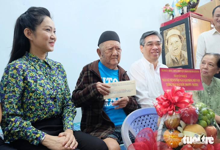 L'artiste Dieu Hien chante Tru Vuong s'immole en cadeau aux dirigeants de la ville - Photo 4. Xúc động nghệ sĩ Diệu Hiền hát Trụ vương thiêu mình ở Nhà dưỡng lão Thị Nghè - Ảnh 4.