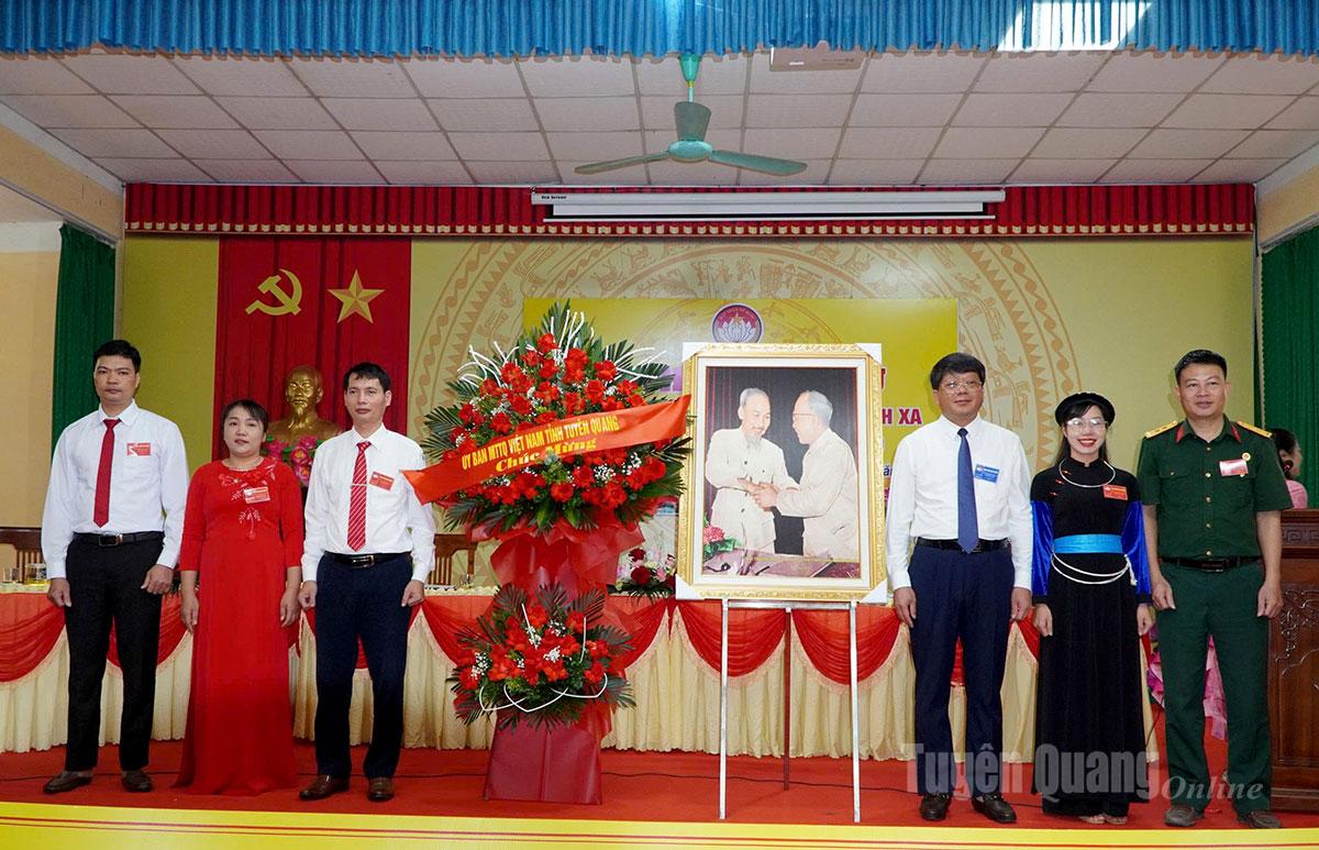 Comrade Ha Trung Kien, member of the Provincial Party Standing Committee, Permanent Vice Chairman of the Provincial Vietnam Fatherland Front Committee congratulated the Congress.