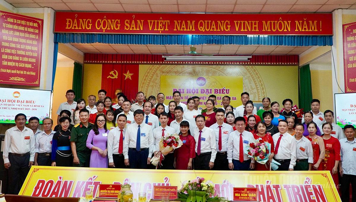 The Vietnam Fatherland Front Committee of Binh Xa commune, term 2025-2030, was introduced to the Congress.