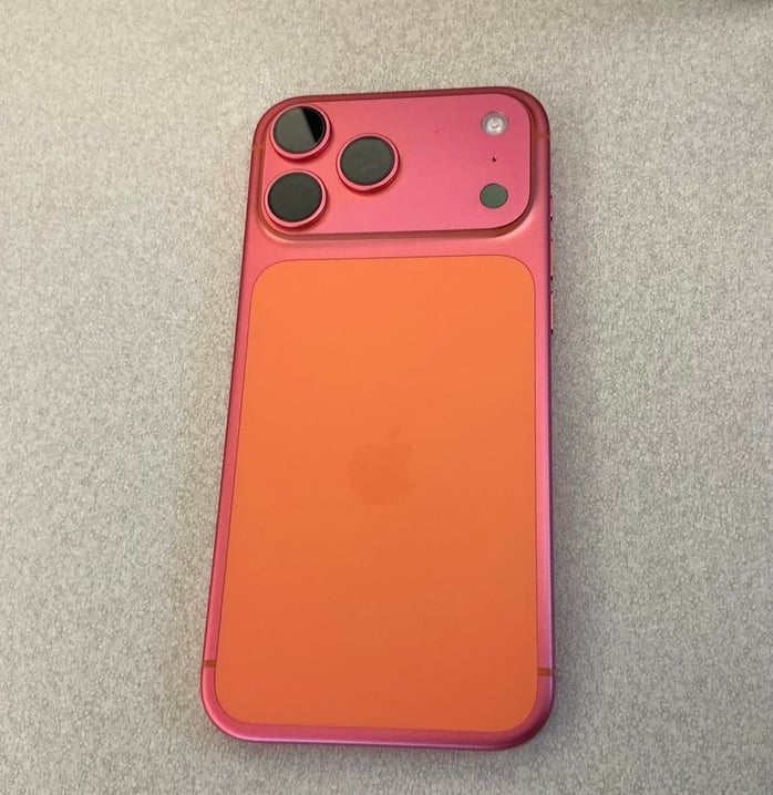 iPhone 17 Pro Max màu cam bất ngờ bị đổi màu khiến nhiều người lo lắng - Ảnh 1.