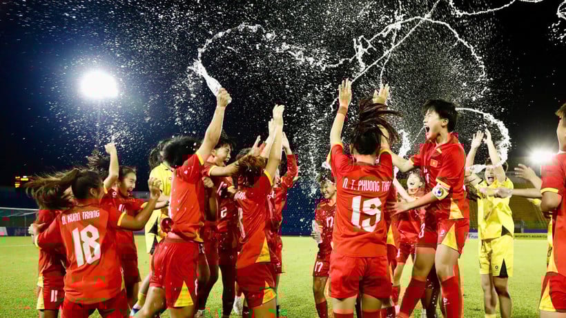 Các cầu thủ U17 nữ Việt Nam ăn mừng chiến thắng. (Ảnh: VFF)