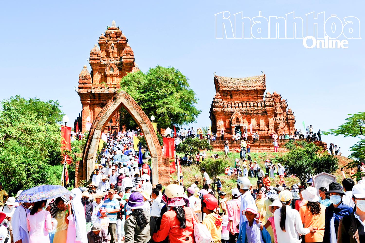 İnsanlar ve turistler Po Klong Garai Kulesi'ndeki Kate festivaline gidiyor. Fotoğraf: X.T