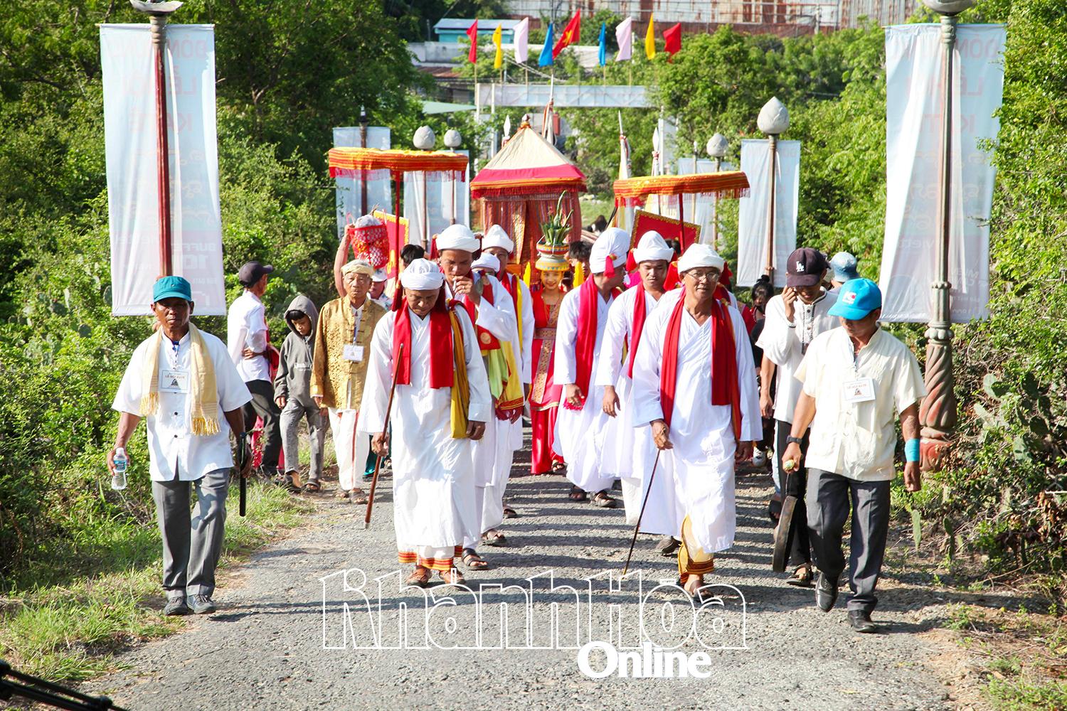 Kate Festivali'nde kostümlü tören alayı ileri gelenler tarafından yönetiliyor. Fotoğraf: SON NGOC