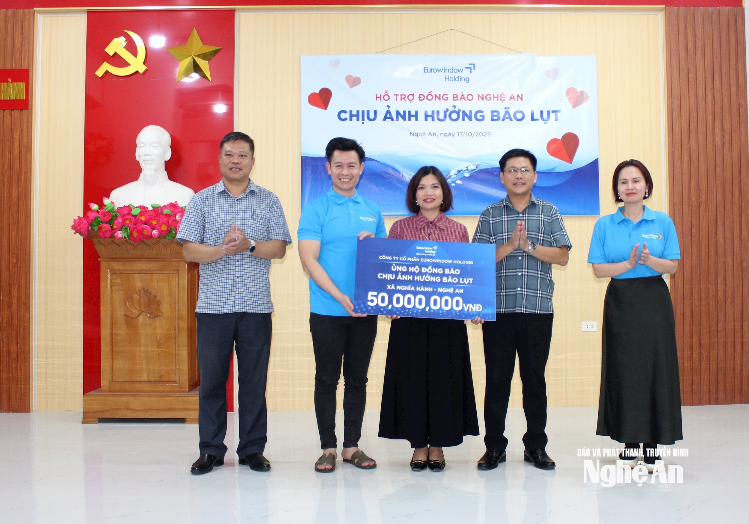 Presenting support symbols to people of Nghia Hanh commune to overcome flood consequences. Photo: Dinh Ng
