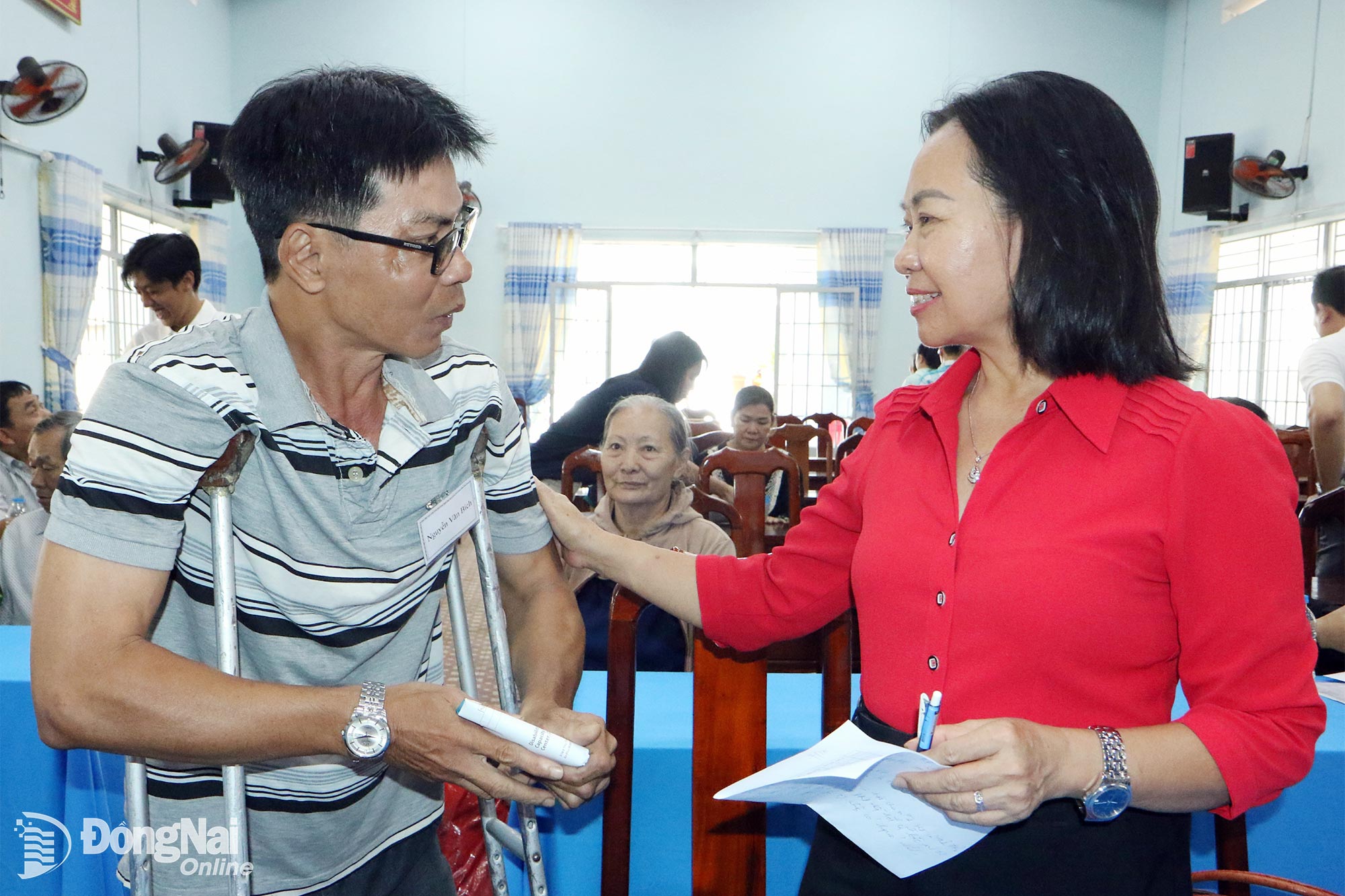 ທ່ານ​ນາງ​ຮອງ​ປະທານ​ສະມາຄົມ​ຜູ້​ປະສົບ​ເຄາະ​ຮ້າຍ​ຈາກ​ທາດ​ພິດ​ສີ​ສົ້ມ/ດີ​ໂອ​ຊິນ​ແຂວງ ດົ່ງ​ນາຍ ຫງວຽນ​ທິທູ​ນ ຊຸກຍູ້​ໃຫ້​ຄົນ​ພິການ​ສືບ​ຕໍ່​ຜ່ານ​ຜ່າ​ຄວາມ​ຫຍຸ້ງຍາກ, ສ້າງ​ວຽກ​ເຮັດ​ງານ​ທຳ ດ້ວຍ​ທຶນ​ສະໜັບສະໜູນ. ພາບ: ແວນທົວ