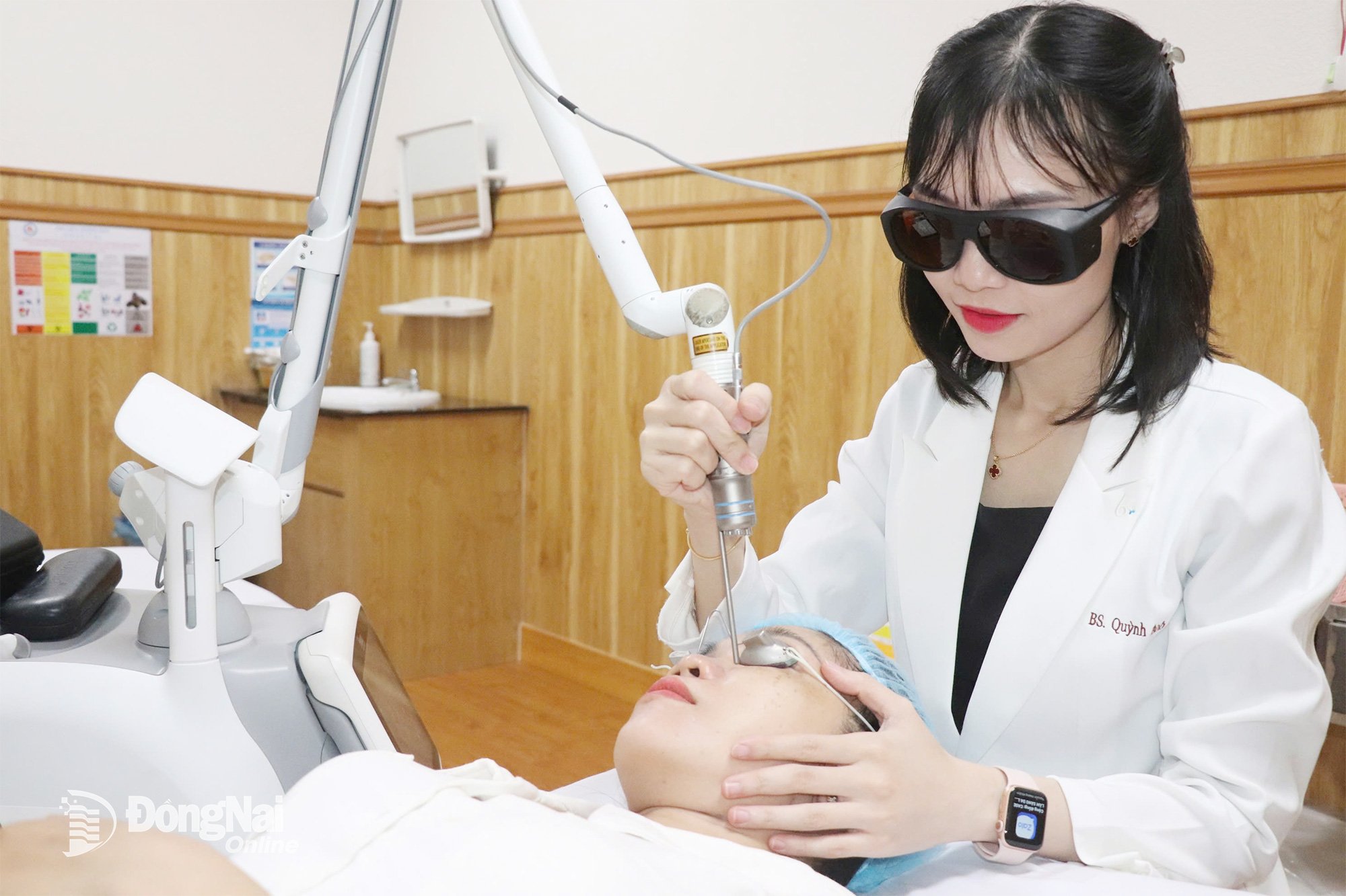 แพทย์จากแผนกความงาม โรงพยาบาลผิวหนังดงนาย สาธิตเทคนิคการดูแลผิวให้กับลูกค้า ภาพโดย: ไฮเยน