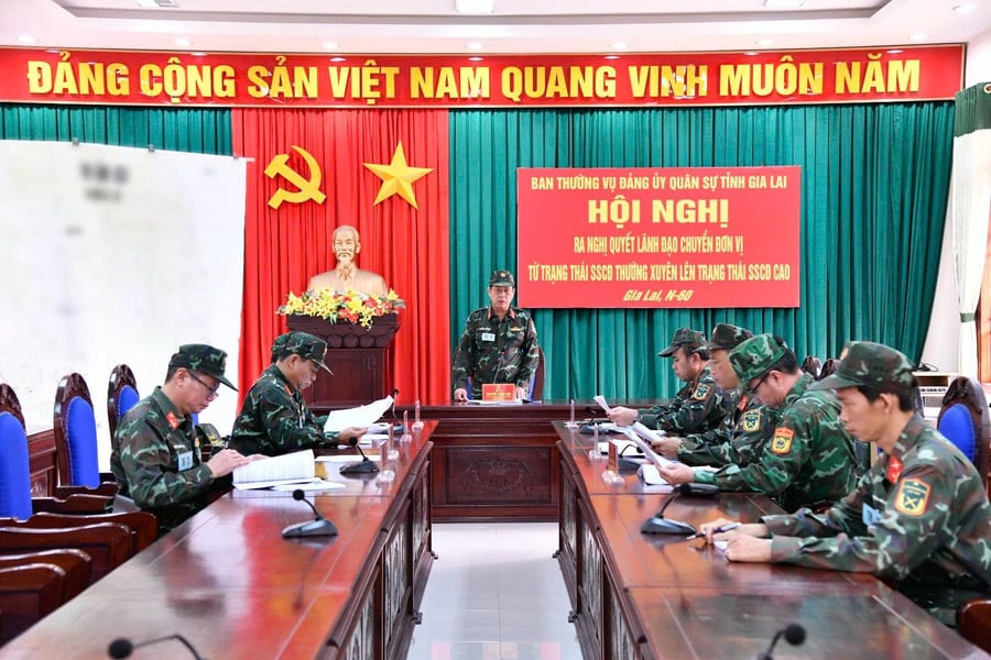 mot-hoi-nghi-ra-nghi-quyet-chuyen-trang-thai-san-sang-chien-dau.jpg