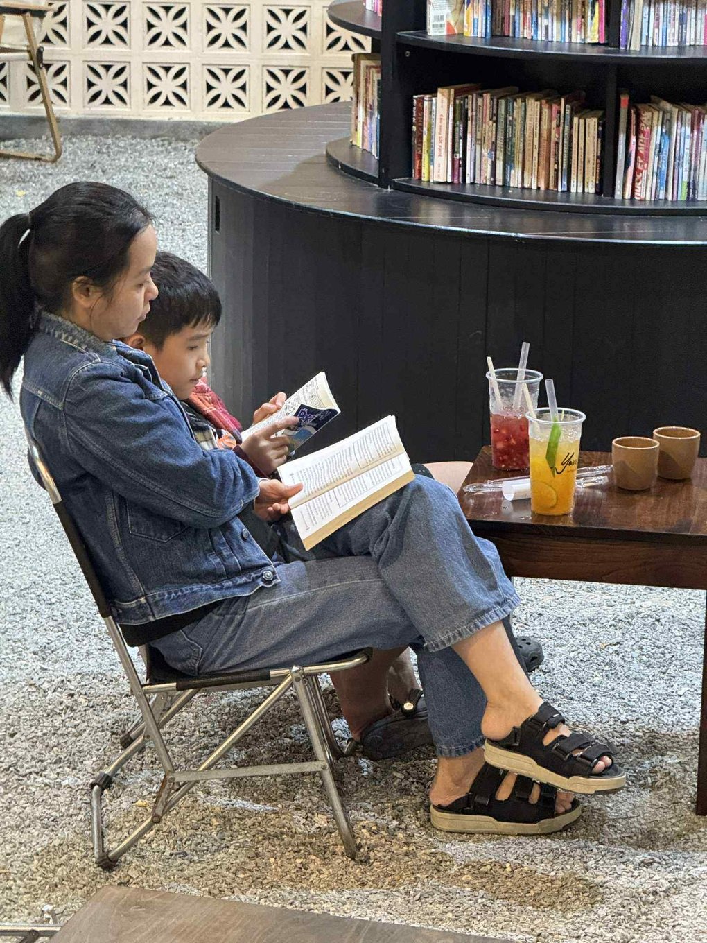 Bức tường sách 7.500 cuốn trong quán cà phê phố núi hút giới trẻ check-in - 4