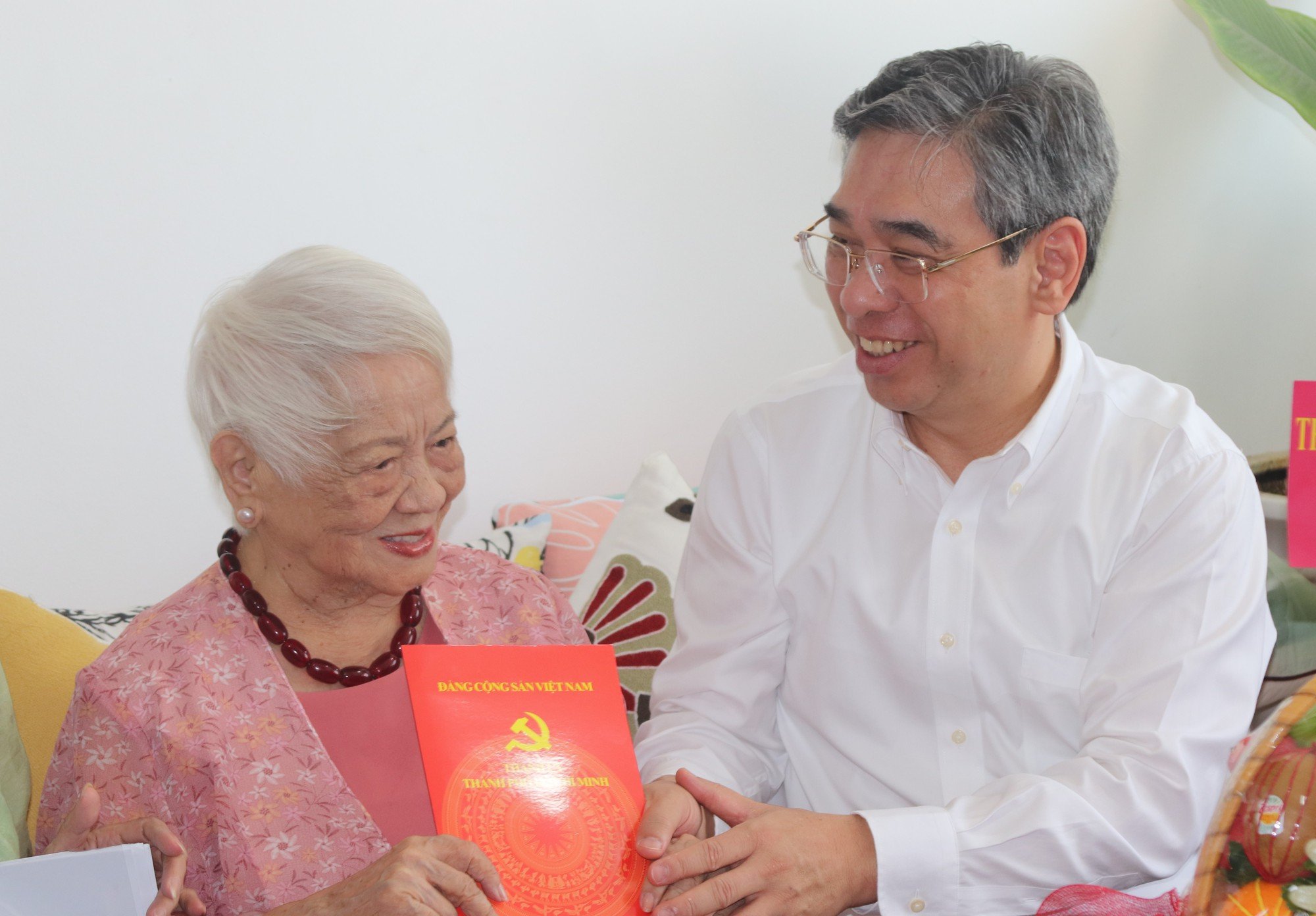 Lãnh đạo TP.HCM thăm hỏi, tri ân văn nghệ sĩ tiêu biểu- Ảnh 1.