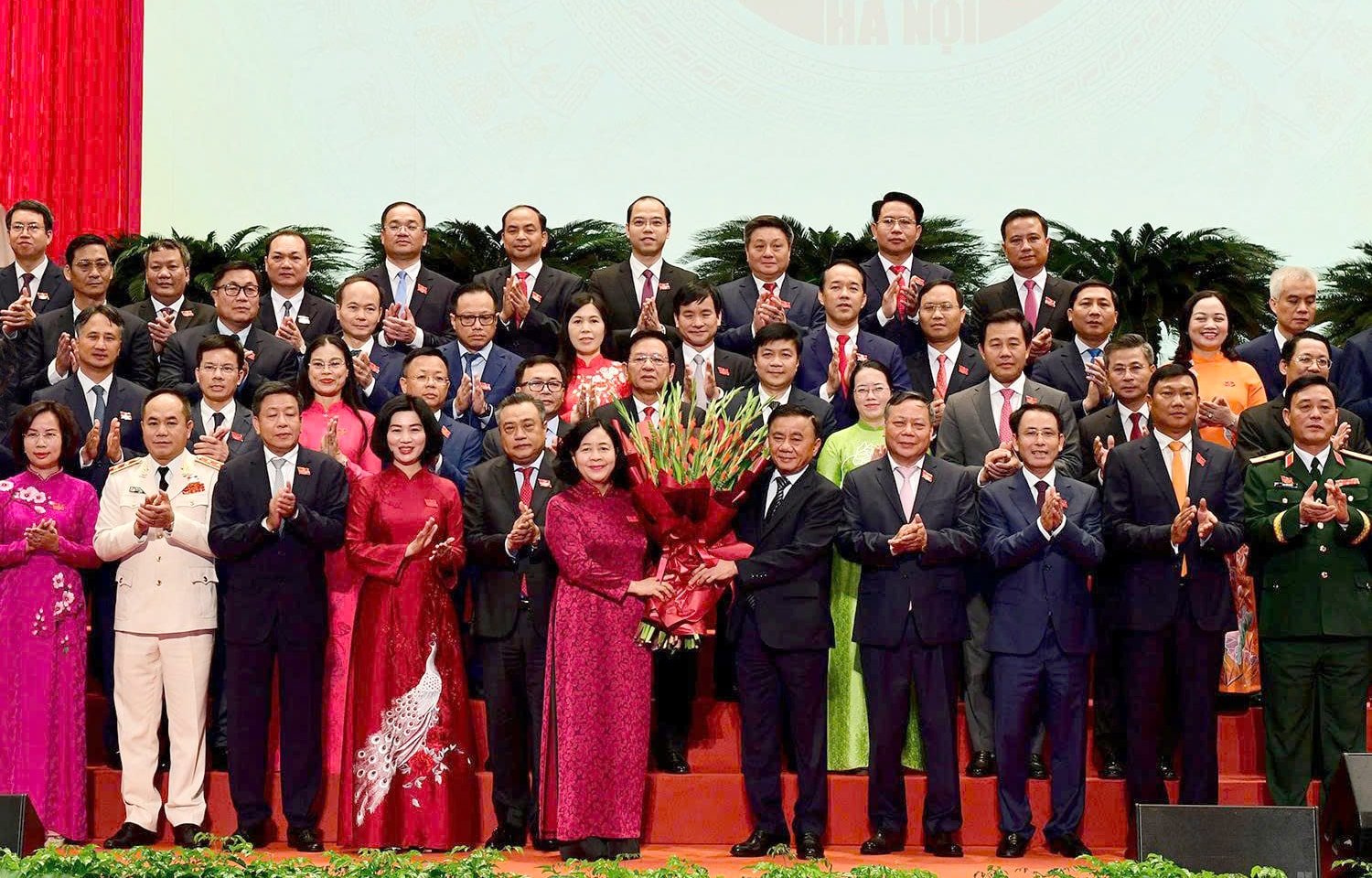 thuong-truc-ban-bi-thu-tran-cam-tu-tang-hoa-chuc-mung-ban-chap-hanh-dang-bo-thanh-pho-khoa-xviii-nhiem-ky-2025-2030.-anh-viet-thanh.jpg