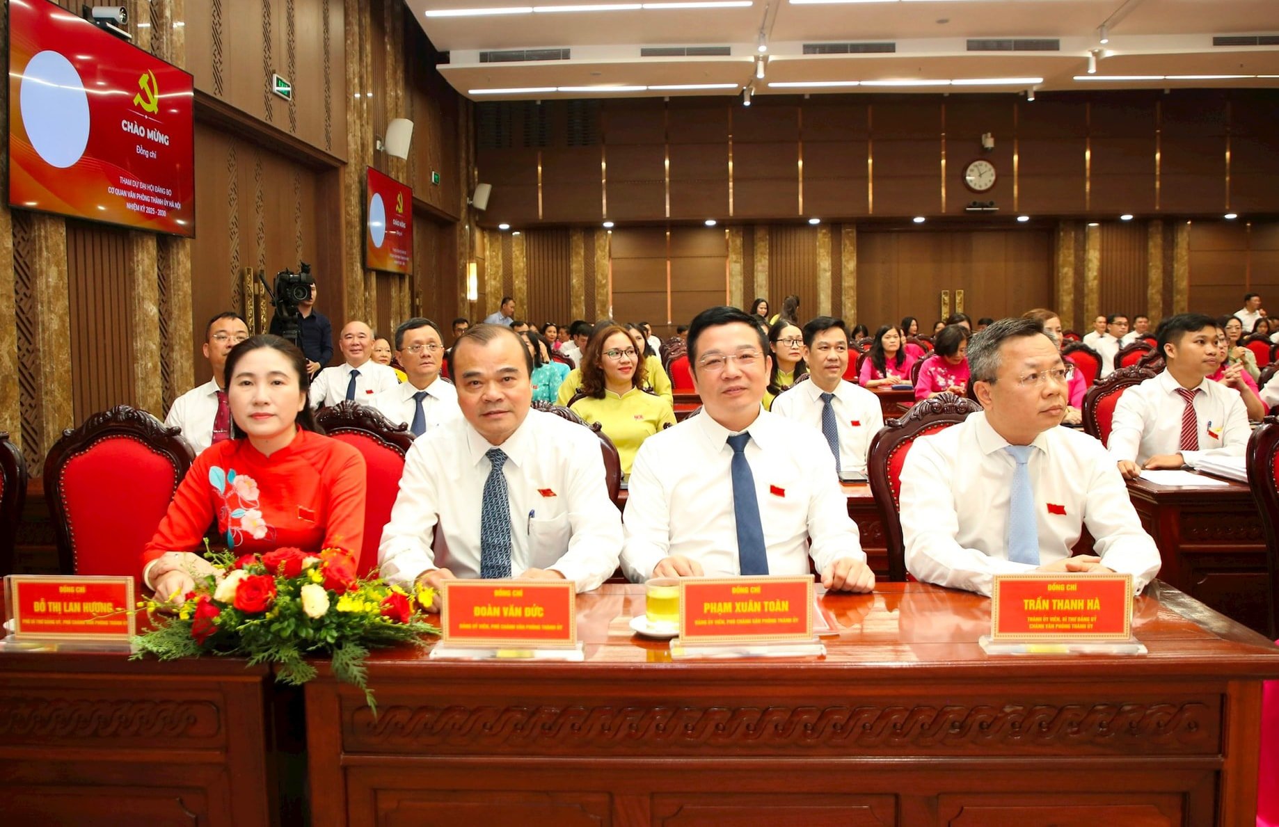 cac-dai-bieu-du-dai-hoi-nhiem-ky-2025-2030-dang-bo-co-quan-van-phong-thanh-uy-ha-noi.-anh-viet-thanh.jpg