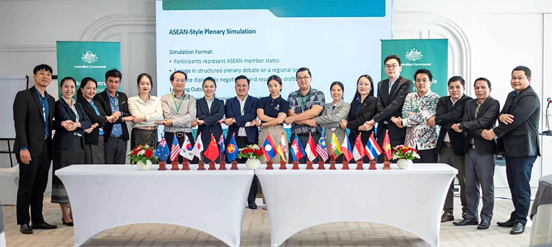 Bồi dưỡng kỹ năng biên - phiên dịch đối ngoại cho cán bộ các bộ, ngành của Lào