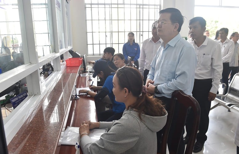Timbalan Perdana Menteri Mai Van Chinh memeriksa model kerajaan dua peringkat di Dong Thap - Foto 1. Phó Thủ tướng Mai Văn Chính kiểm tra mô hình chính quyền 2 cấp tại Đồng Tháp- Ảnh 1.