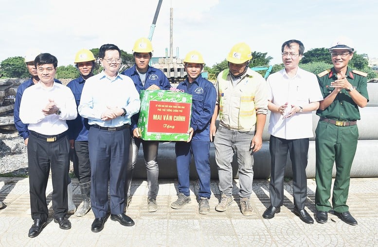 Timbalan Perdana Menteri Mai Van Chinh memeriksa model kerajaan dua peringkat di Dong Thap - Foto 4. Phó Thủ tướng Mai Văn Chính kiểm tra mô hình chính quyền 2 cấp tại Đồng Tháp- Ảnh 4.