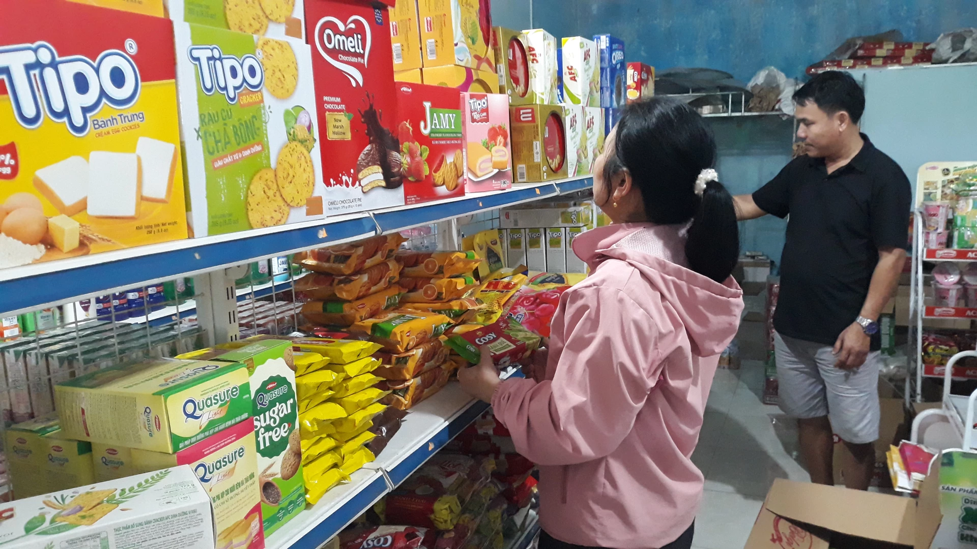 ມີ​ຮ້ານ​ຄ້າ​ນັບ​ມື້​ນັບ​ເພີ່ມ​ຂຶ້ນ​ຢູ່​ຕາ​ແສງ ໄຕ​ຟອງ - ພາບ: N.V