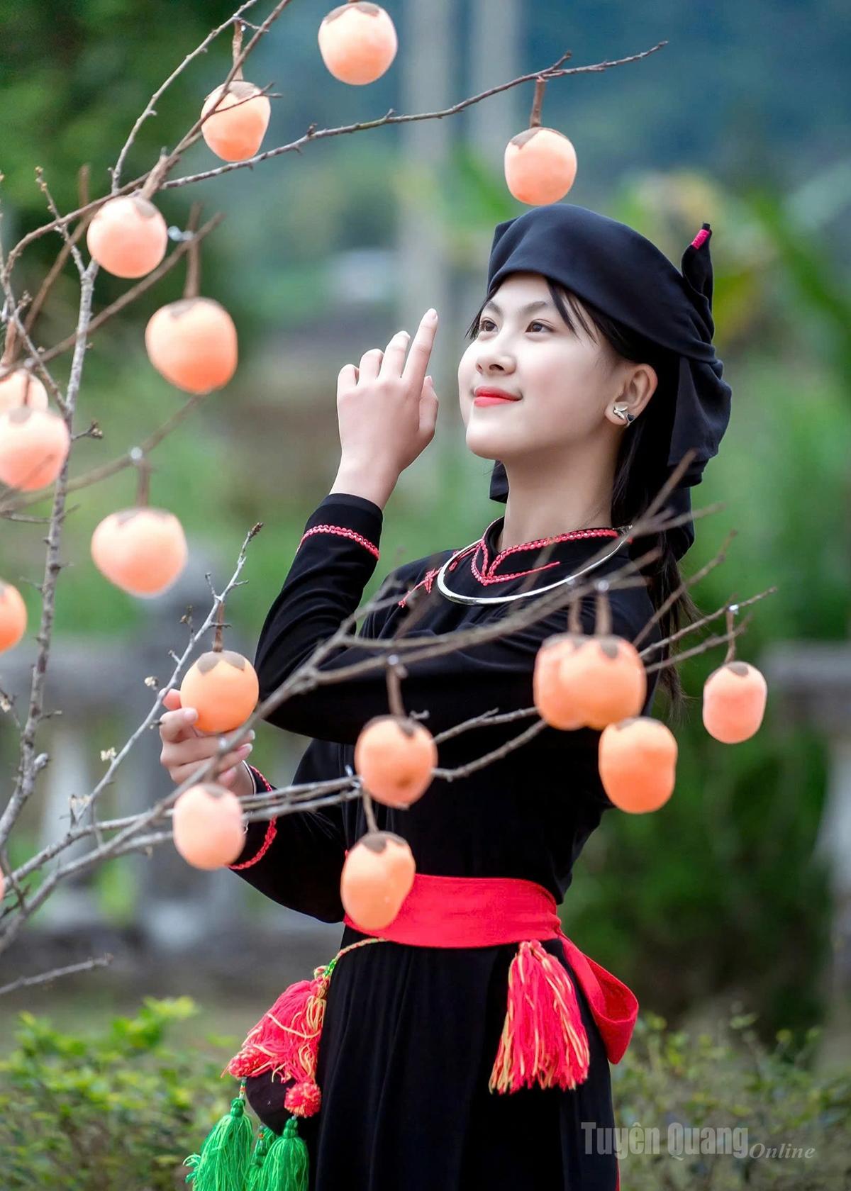 កុមារី Na Tong ឃុំ Thuong Lam រីករាយពិធីបុណ្យ Long Tong។