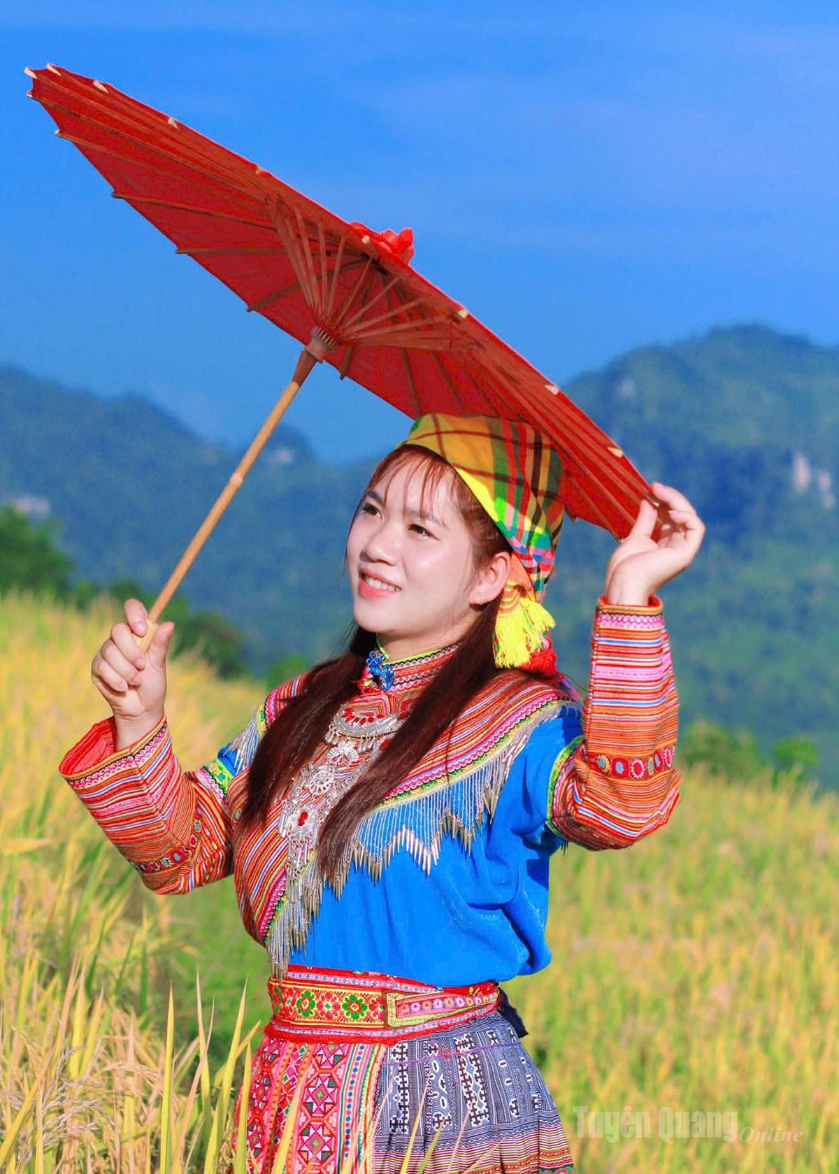 សម្រស់ដ៏រស់រវើករបស់នារីវ័យក្មេង Khau Trang ។