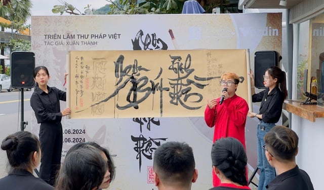 'Độc chiêu' thảo chữ trên sân khấu âm nhạc- Ảnh 6. 'Độc chiêu' thảo chữ trên sân khấu âm nhạc- Ảnh 6.