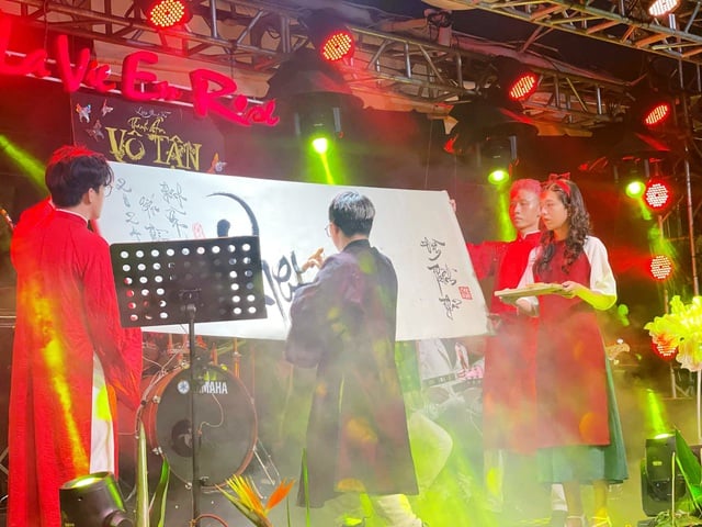 'Độc chiêu' thảo chữ trên sân khấu âm nhạc- Ảnh 7. 'Độc chiêu' thảo chữ trên sân khấu âm nhạc- Ảnh 7.