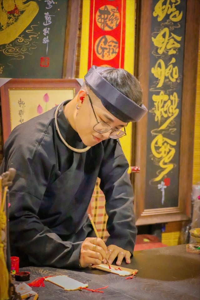 'Độc chiêu' thảo chữ trên sân khấu âm nhạc- Ảnh 8. 'Độc chiêu' thảo chữ trên sân khấu âm nhạc- Ảnh 8.