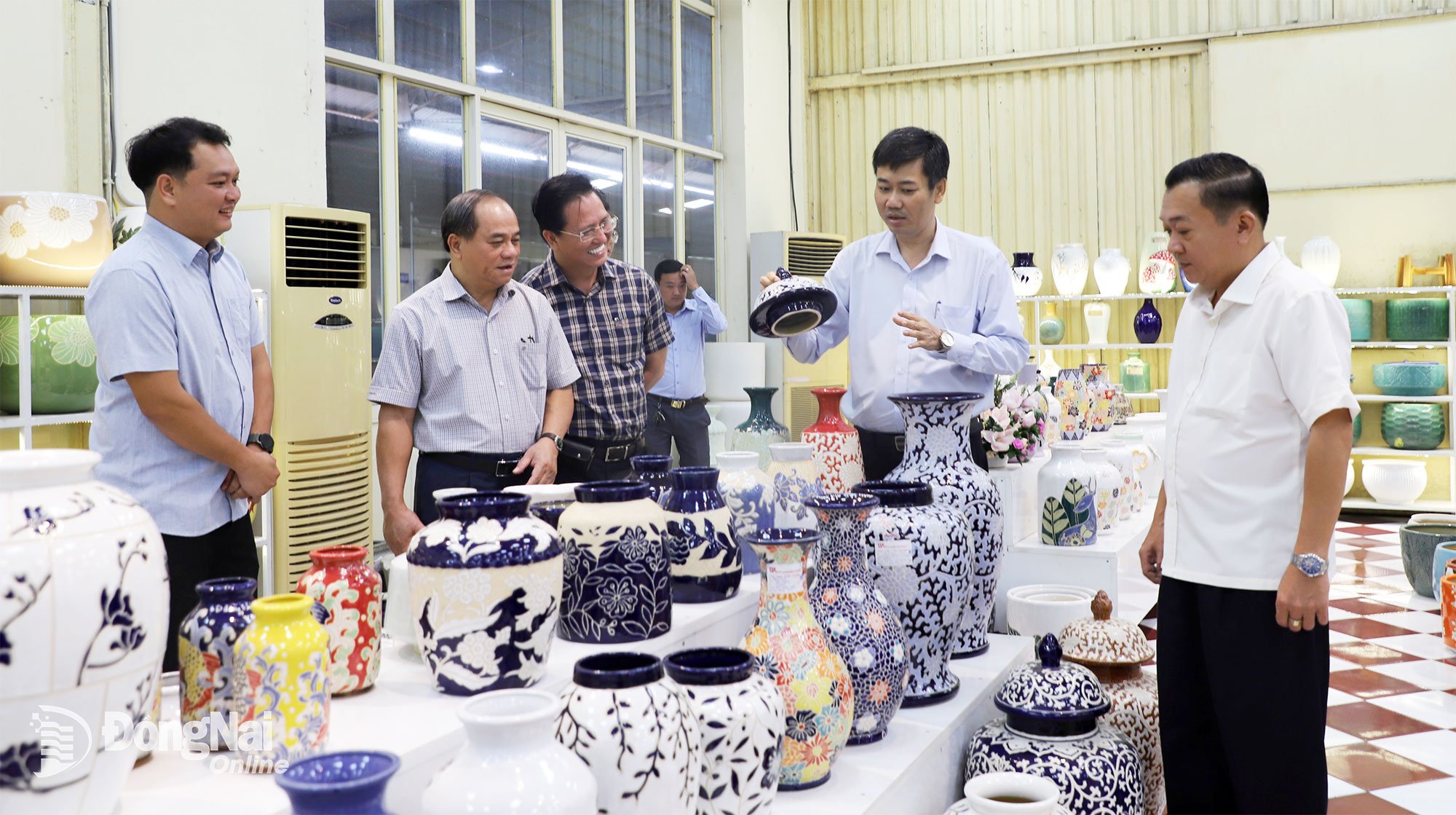 Führungskräfte des Bezirks Bien Hoa (Provinz Dong Nai) führten eine Felduntersuchung bei der Viet Thanh Ceramic Joint Stock Company durch. Foto: My Ny