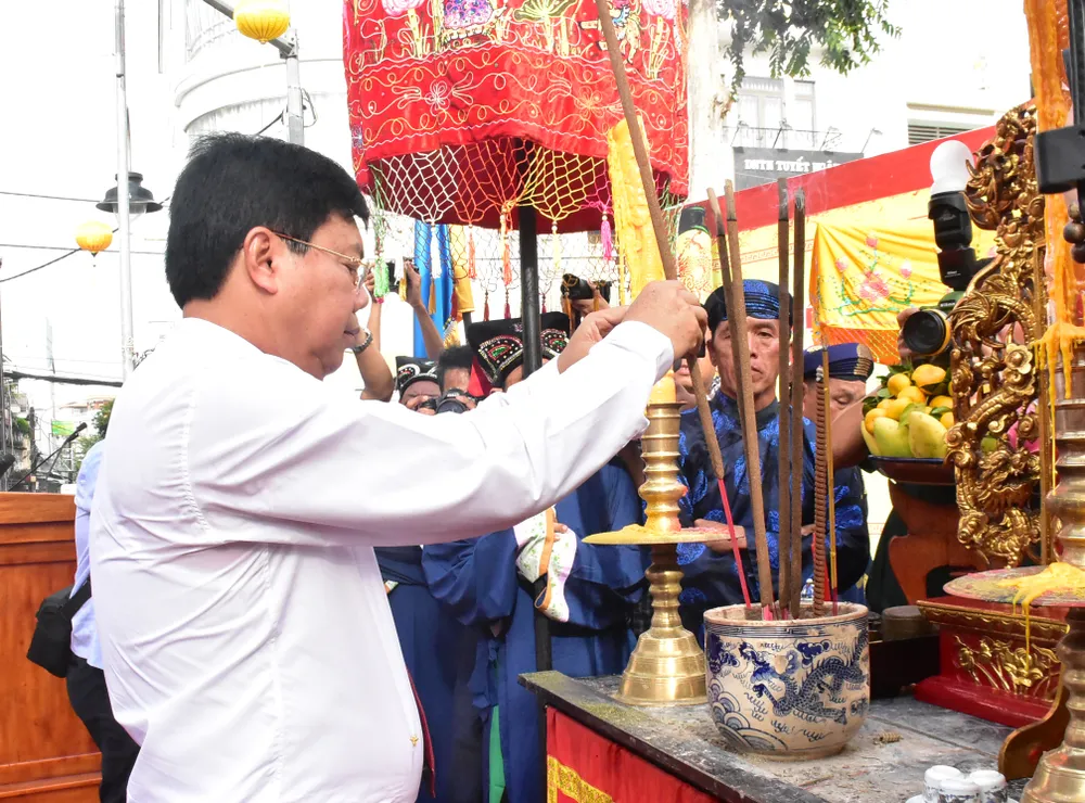 El secretario provincial del Partido de An Giang, Nguyen Tien Hai, ofrece incienso en el Monumento al Héroe Nacional Nguyen Trung Truc. Foto: NAM KHOI