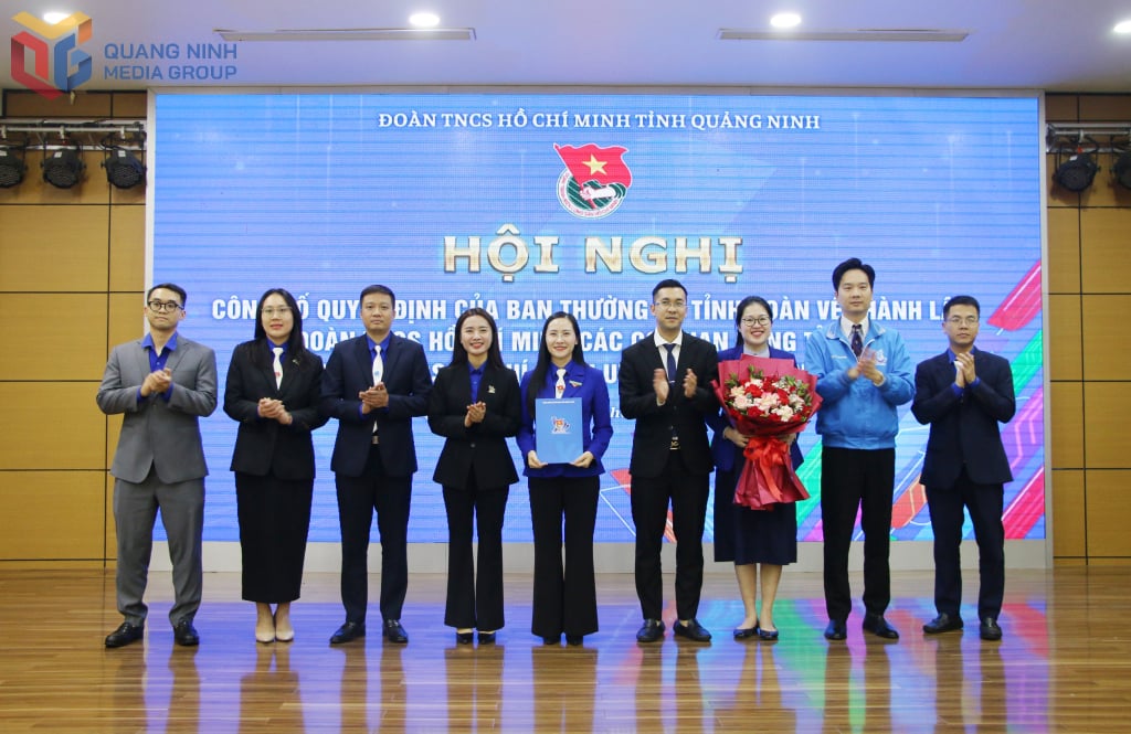 İl Gençlik Birliği Daimi Komitesi, Ho Chi Minh Komünist Gençlik Birliği'nin kurulmasına ilişkin Kararı Quang Ninh ili Halk Komitesi'ne sundu (Şubat 2025).