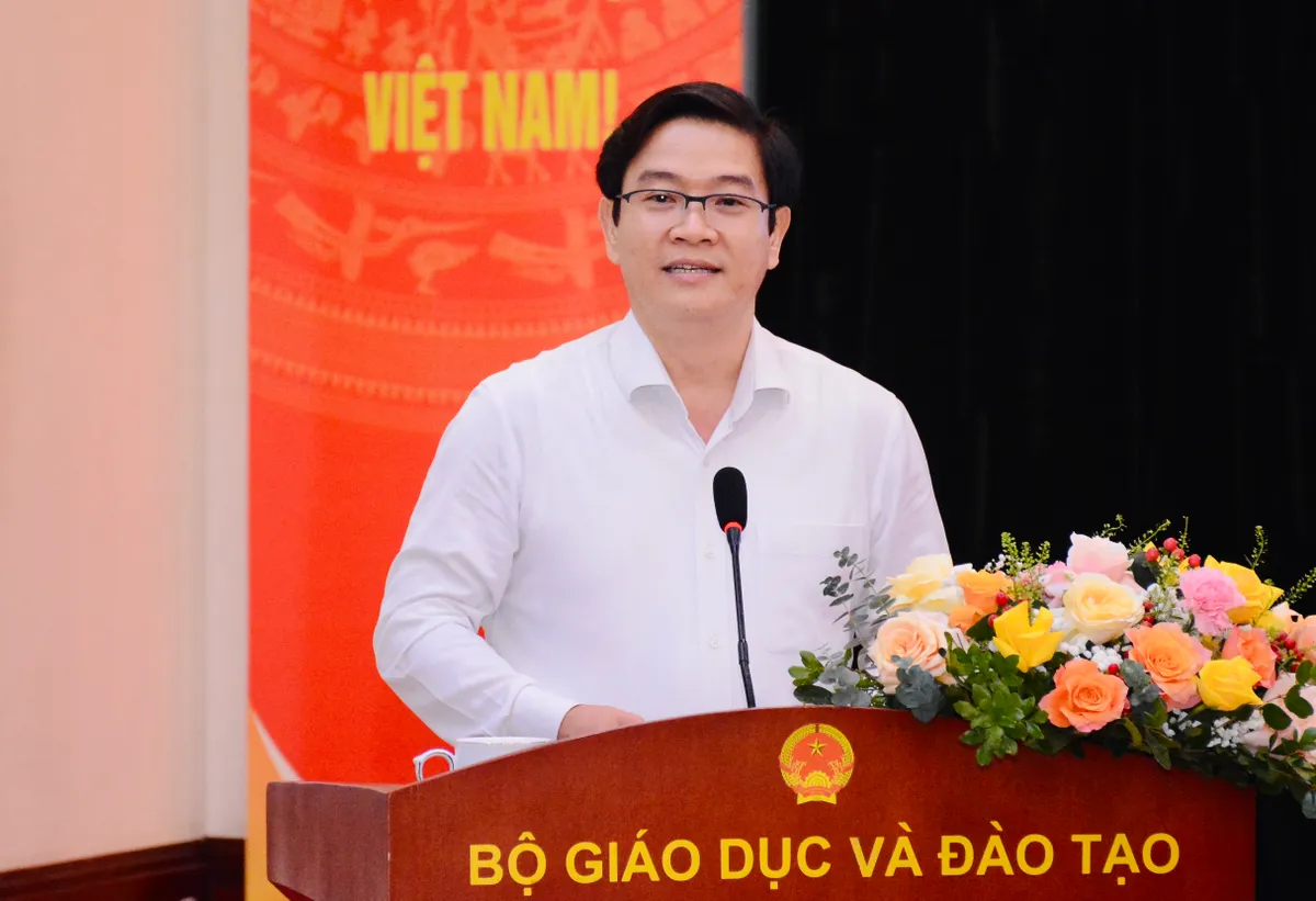 Vụ trưởng Vụ Giáo dục phổ thông Thái Văn Tài báo cáo tại hội nghị. Vụ trưởng Vụ Giáo dục phổ thông Thái Văn Tài báo cáo tại hội nghị.