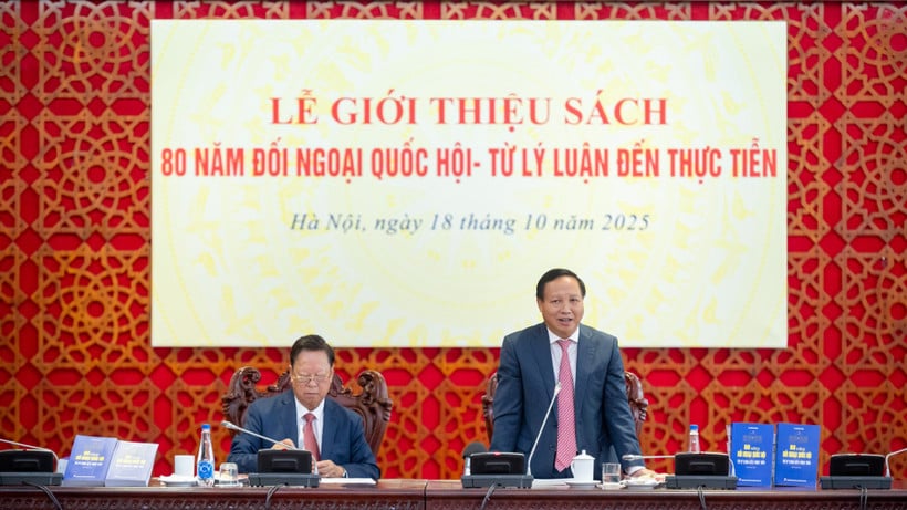 Autor Ngo Duc Manh spricht bei der Buchvorstellung über „80 Jahre Außenbeziehungen der Nationalversammlung – Von der Theorie zur Praxis“. (Foto: Pham Thang)