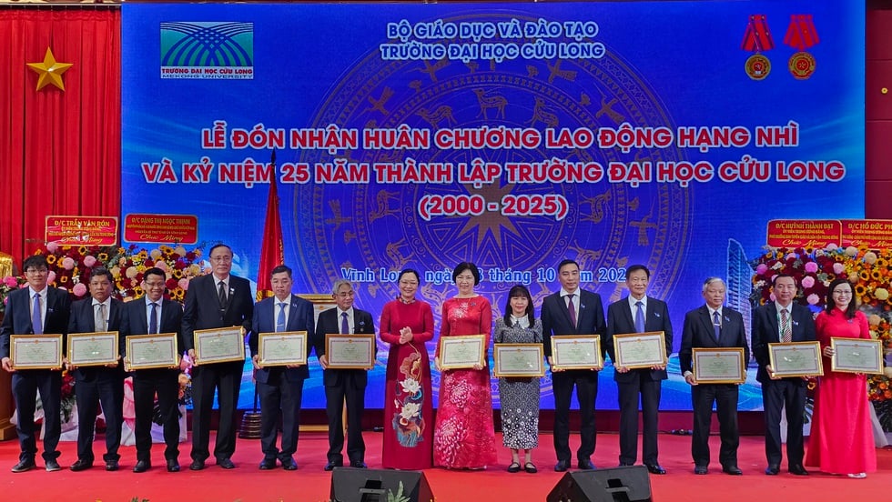 Uniwersytet Cuu Long otrzymał Medal Pracy Drugiej Klasy - Zdjęcie 3. Trường ĐH Cửu Long đón nhận Huân chương lao động hạng nhì- Ảnh 3.