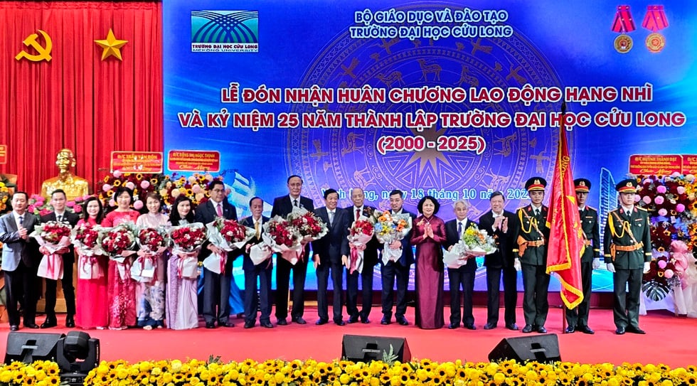 Uniwersytet Cuu Long otrzymał Medal Pracy Drugiej Klasy - Zdjęcie 4. Trường ĐH Cửu Long đón nhận Huân chương lao động hạng nhì- Ảnh 4.