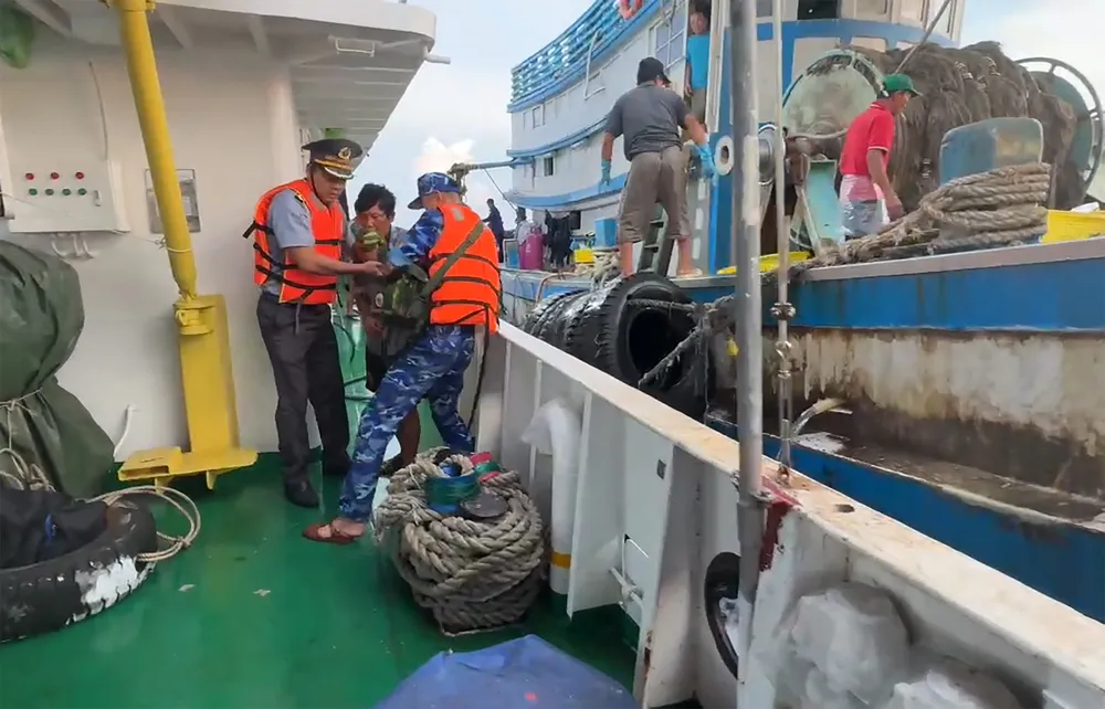 Tàu KN 201 tiếp cận tàu cá và đưa ngư dân sang tàu cấp cứu.jpg