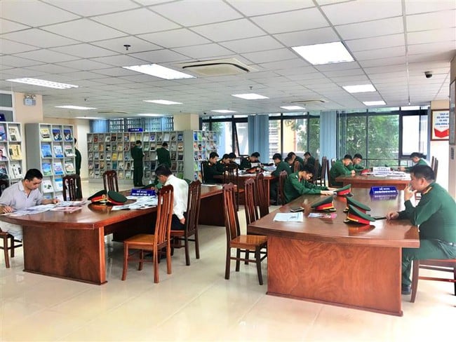 Digital transformation hjälper bibliotek inom armén att effektivt betjäna forskning, utbildning och coachning - Foto 1. Chuyển đổi số giúp các thư viện trong Quân đội phục vụ đắc lực công tác nghiên cứu, đào tạo, huấn luyện - Ảnh 1.