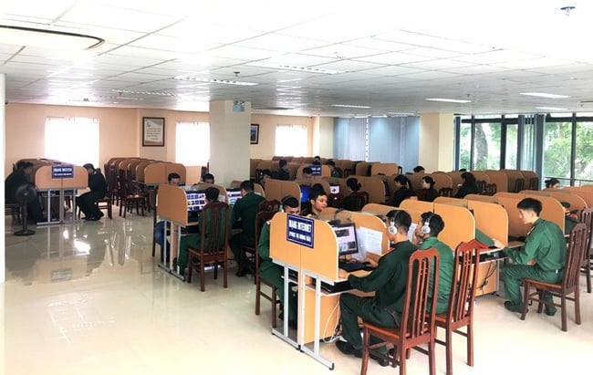 Digital transformation hjälper bibliotek inom armén att effektivt betjäna forskning, utbildning och coachning - Foto 2. Chuyển đổi số giúp các thư viện trong Quân đội phục vụ đắc lực công tác nghiên cứu, đào tạo, huấn luyện - Ảnh 2.