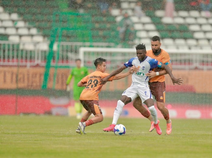 Vòng 7 V-League 2025-2026: Chờ màn thể hiện của tân HLV SLNA - Ảnh 2.