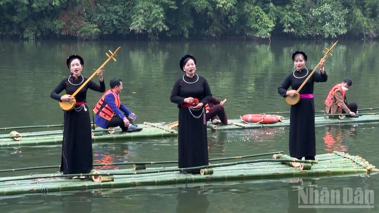 ndo_br_du-khach-trai-nghiem-boi-mang-nghe-hat-then-o-na-nua-tuyen-quang.jpg