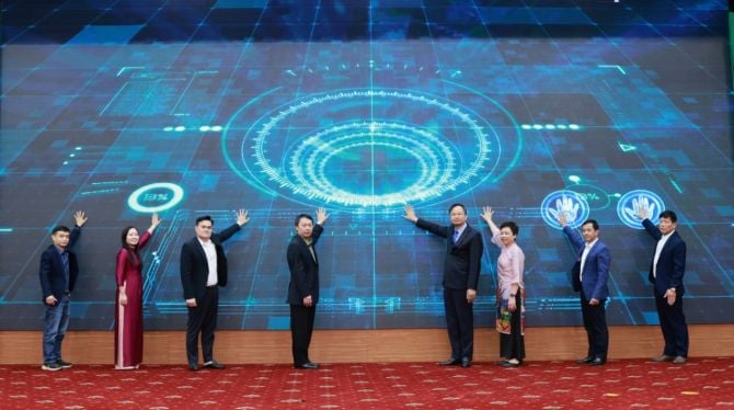 Delegáti provedli slavnostní zahájení v reakci na hnutí „Populární učení s umělou inteligencí“. Các đại biểu thực hiện nghi thức khởi động hưởng ứng phong trào “Bình dân học AI”.