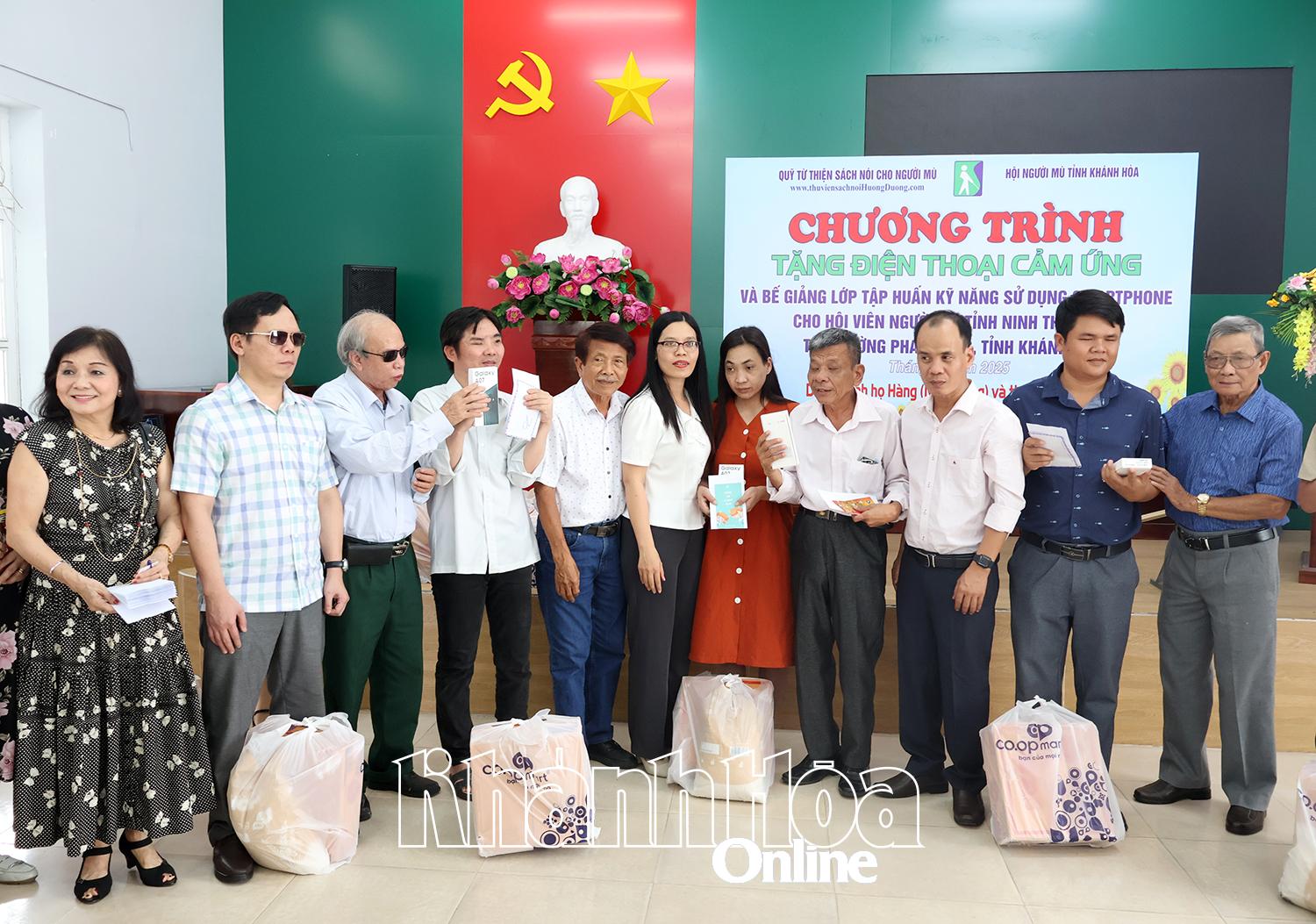 Pemimpin Persatuan Orang Buta Wilayah Khanh Hoa, wad Phan Rang dan penaja menyampaikan telefon pintar dan hadiah kepada ahli buta.