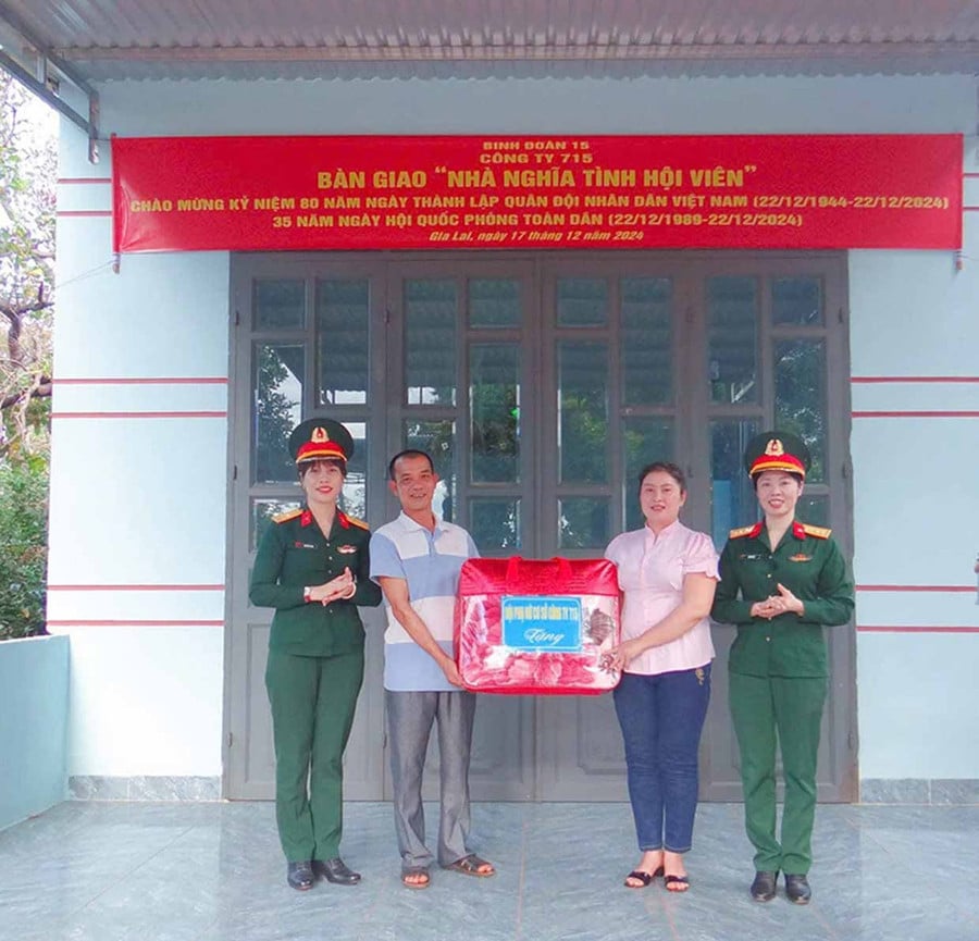 Hội Phụ nữ Đoàn Kinh tế - Quốc phòng 715 (Binh đoàn 15) tặng nhà “Nghĩa tình hội viên” cho gia đình chị Phạm Thị Thu, ở làng Mít Jép, xã Ia O.