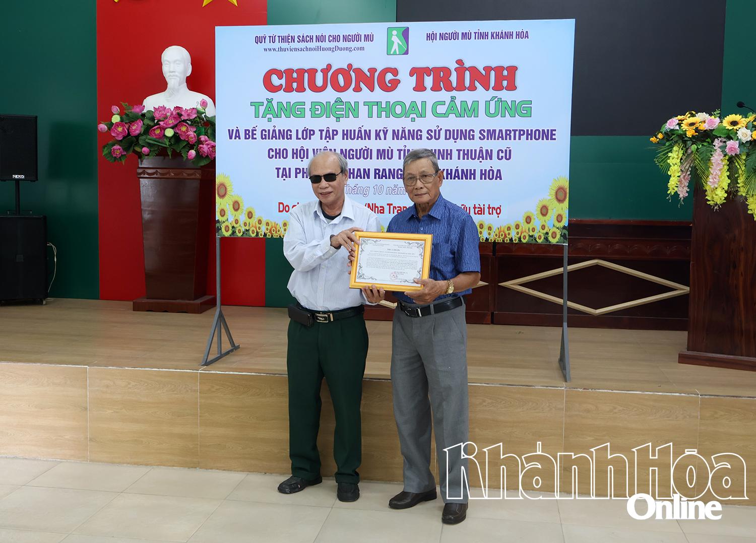 Pemimpin Persatuan Buta Wilayah Khanh Hoa menyampaikan surat terima kasih kepada wakil keluarga Hang.