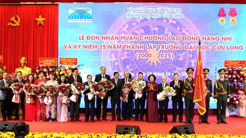 Pemimpin Universiti Cuu Long menerima Pingat Buruh Kelas Kedua.
