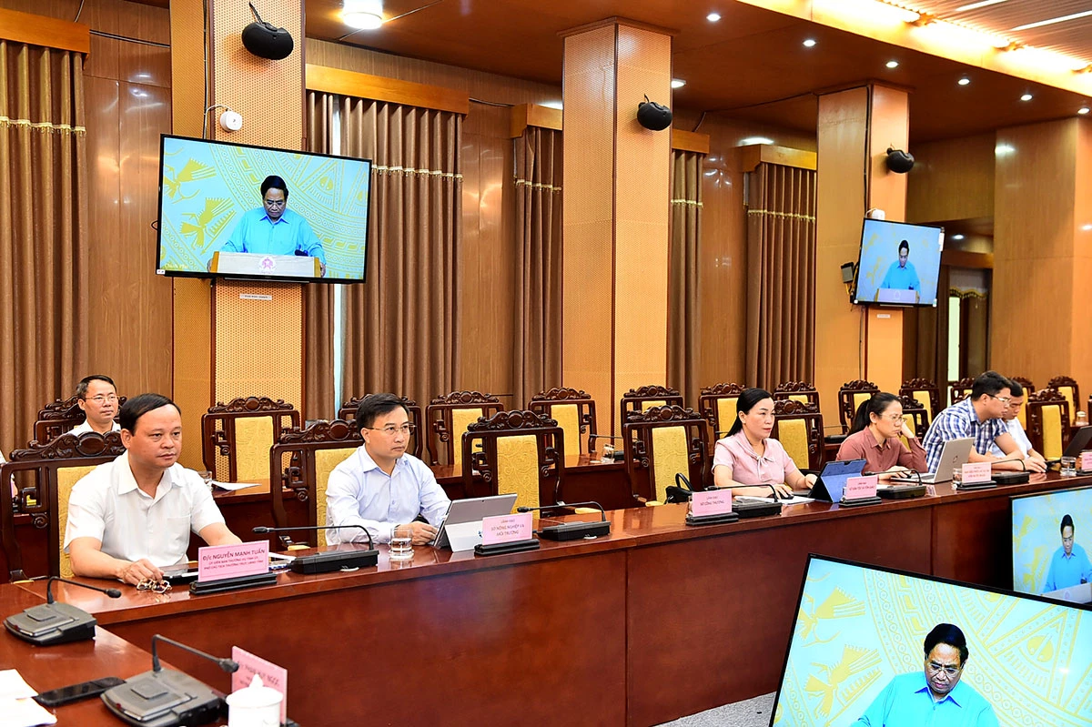 Đồng chí Phó Chủ tịch Thường trực UBND tỉnh Nguyễn Mạnh Tuấn và các đại biểu dự hội nghị.