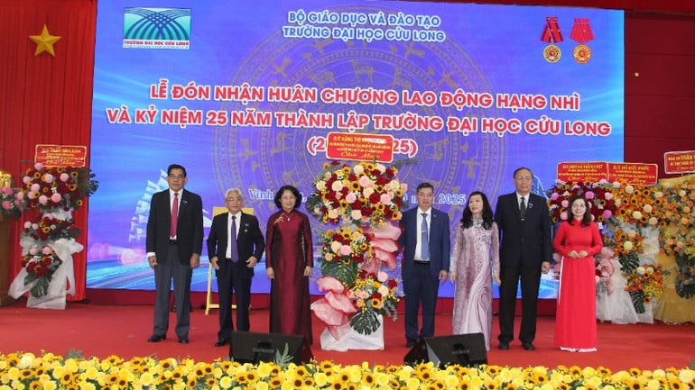 anh-2-pct-nuoc-dang-thi-ngoc-thinh-tang-hoa-3340.jpg