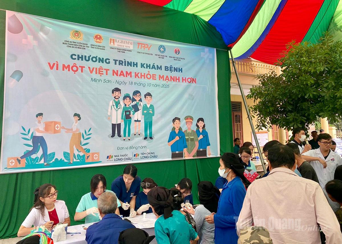 ประชาชนจำนวนมากมาลงทะเบียนตรวจสุขภาพ รับการรักษา และรับยาฟรี ณ สถานีอนามัยตำบลมินห์เซิน