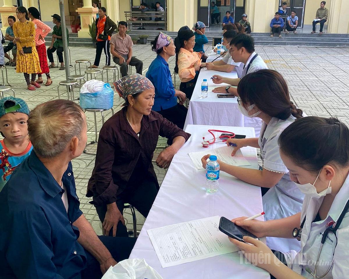 แพทย์และพยาบาลรวบรวมข้อมูลและดำเนินการตรวจสุขภาพทั่วไปให้กับประชาชนในตำบลมิญเซิน