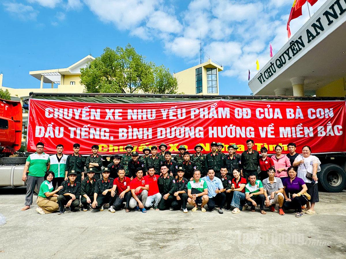 ພະນັກງານ​ອາສາ​ສະໝັກ, ທະຫານ​ເສຍ​ອົງຄະ ​ໄດ້​ຮັບ​ສິນຄ້າ​ຈາກ​ລົດ​ບັນທຸກ​ເຄື່ອງ​ໃຊ້​ຈຳ​ເປັນ 0 ດົງ ​ເພື່ອ​ໜູນ​ຊ່ວຍ​ປະຊາຊົນ​ແຂວງ ​ຕວຽນ​ກວາງ.