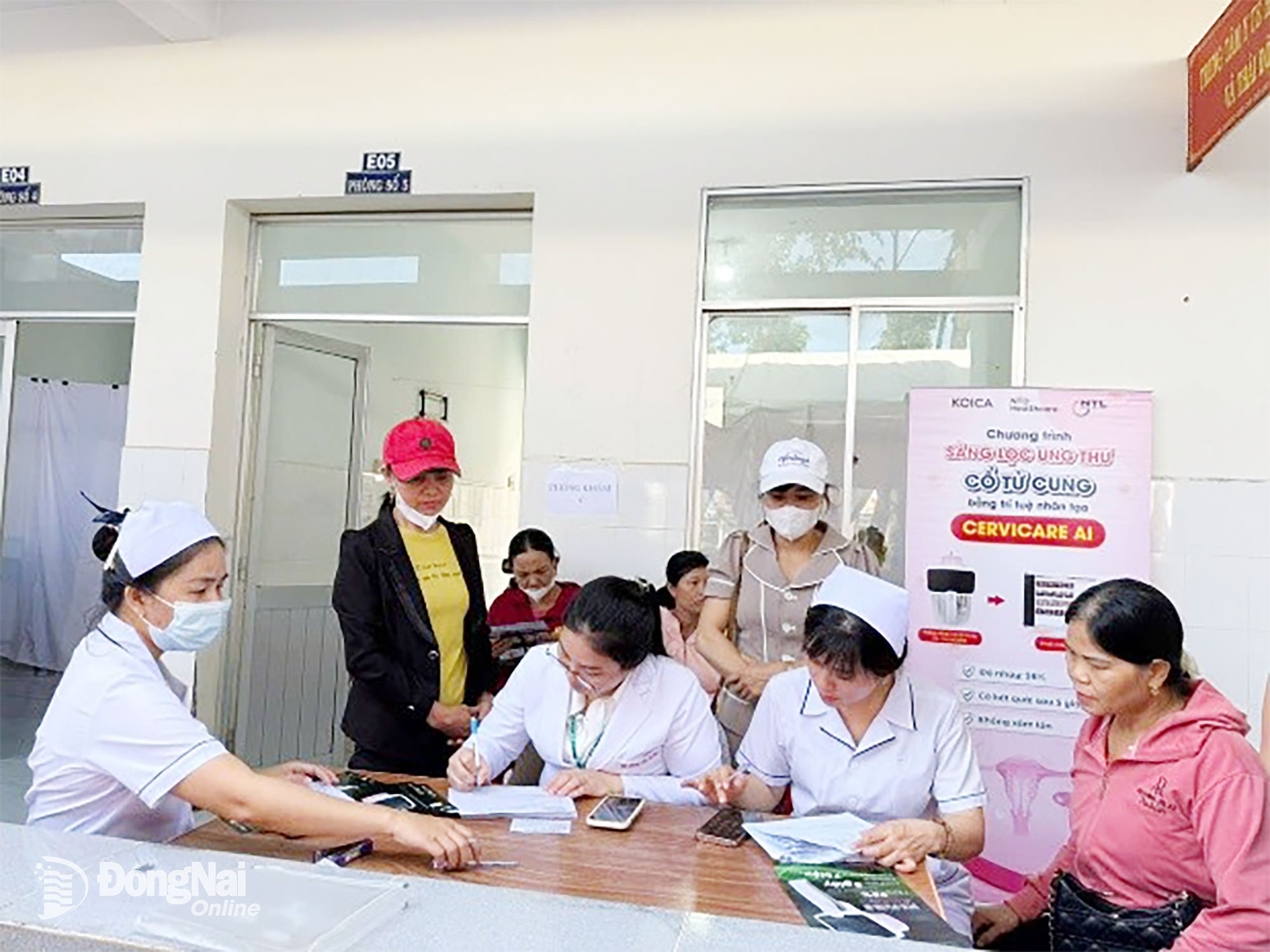 Artsen en verpleegkundigen onderzoeken en geven gezondheidsadvies aan vrouwen in grensgebieden. Foto: Trong Phuoc