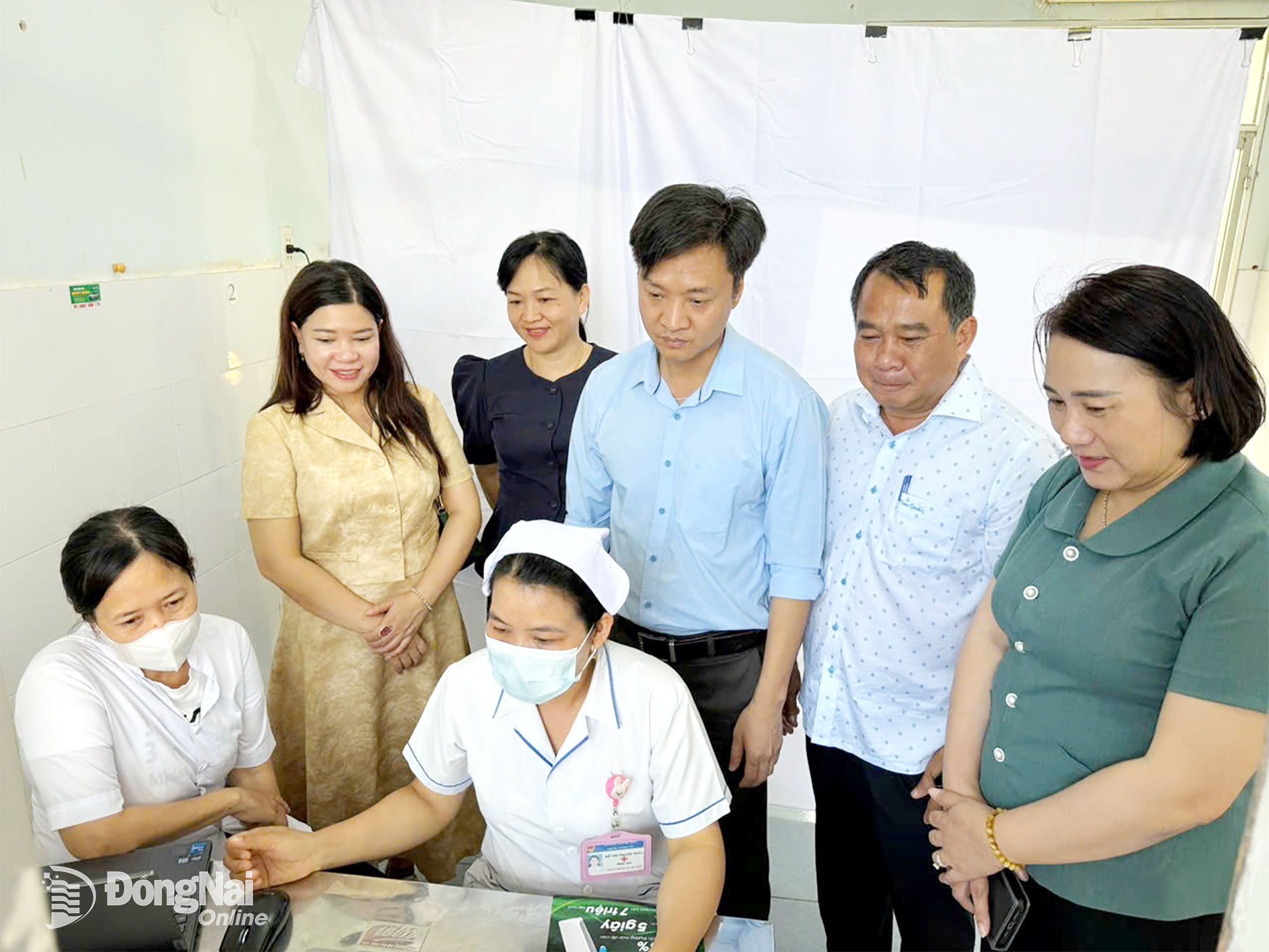 Leiders van het ministerie van Volksgezondheid, de Binh Tay Food Joint Stock Company, het Comité van het Vietnamese Vaderlandsfront van de provincie Dong Nai en het Bu Dop Regionaal Medisch Centrum bezochten de kliniek die gebruikmaakt van AI-technologie voor ziektediagnostiek. Foto: Trong Phuoc