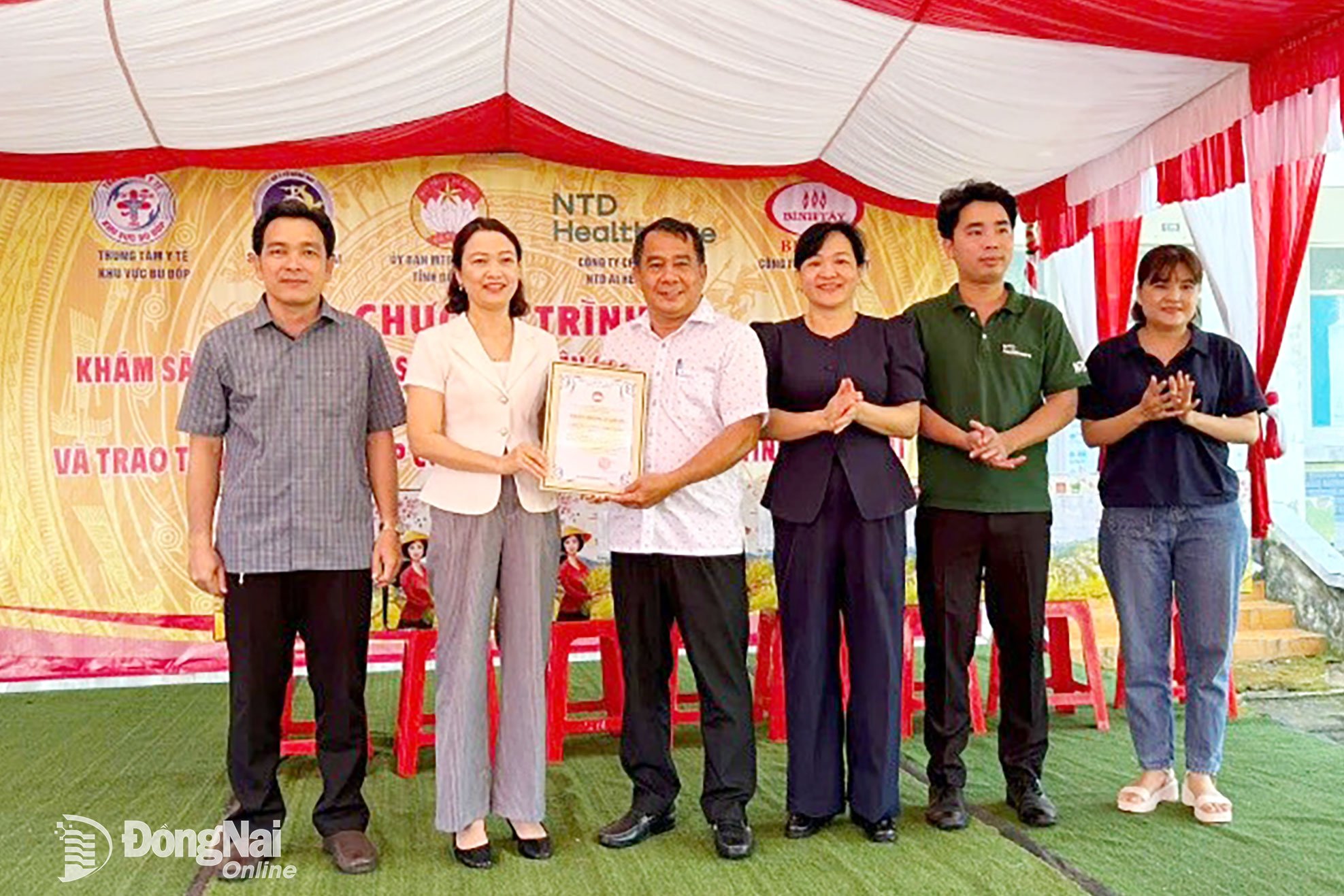 Leiders van de gemeente Thien Hung (provincie Dong Nai) overhandigden een bedankbrief aan de leiders van Binh Tay Food Joint Stock Company. Foto: Trong Phuoc
