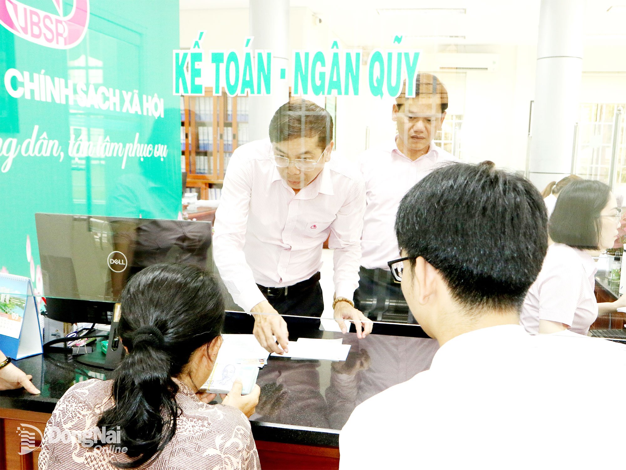 ធនាគារវៀតណាមសម្រាប់គោលនយោបាយសង្គម សាខាខេត្ត Dong Nai បញ្ចេញកម្មវិធីឥណទានគោលនយោបាយសម្រាប់គ្រួសារដែលមានកូនទៅសាលារៀន។ រូបថត៖ Van Truyen